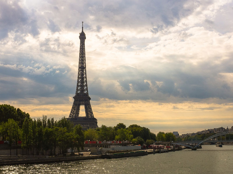 Torre Eiffel al atardecer y río Sena