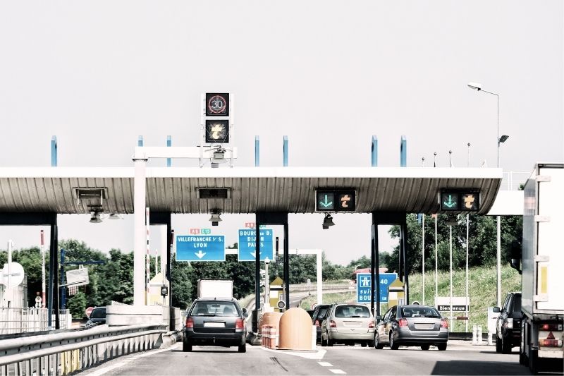 driving in toll route to pass by in France on a budget