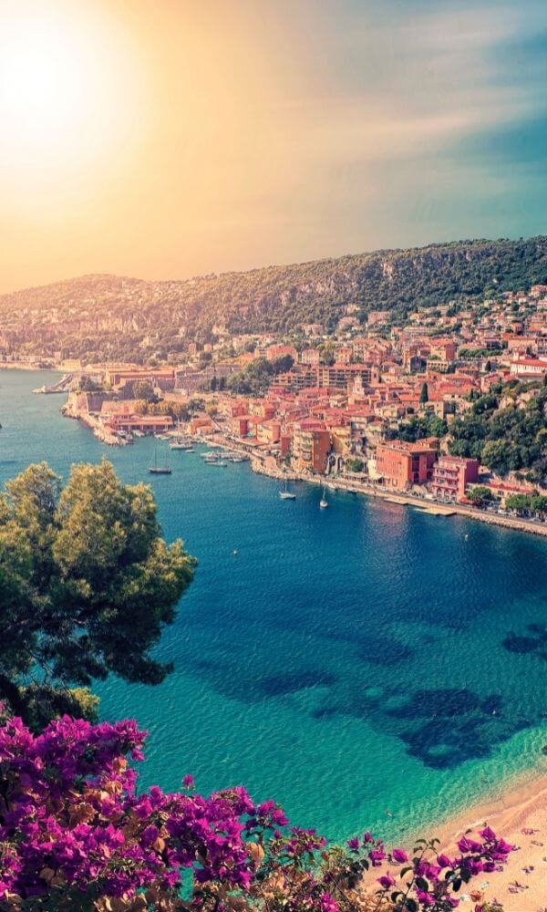 Vista de Villefranche-sur-mer desde la cornisa al atardecer