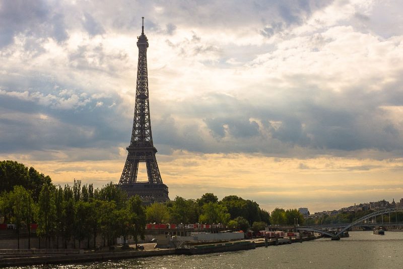 Torre Eiffel al atardecer y río Sena