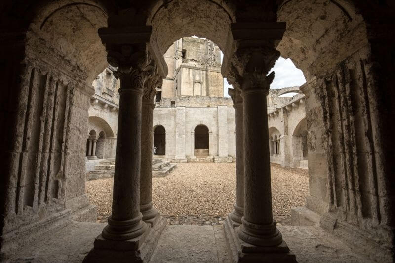Iglesia y claustro de Abadía de Montmajour
