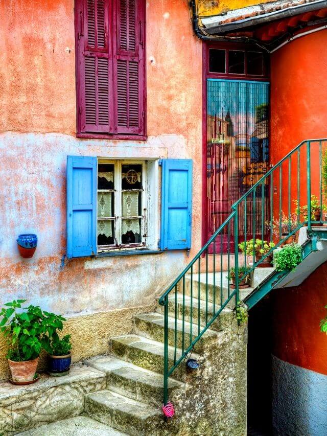 Colorida entrada de casa en Coaraze