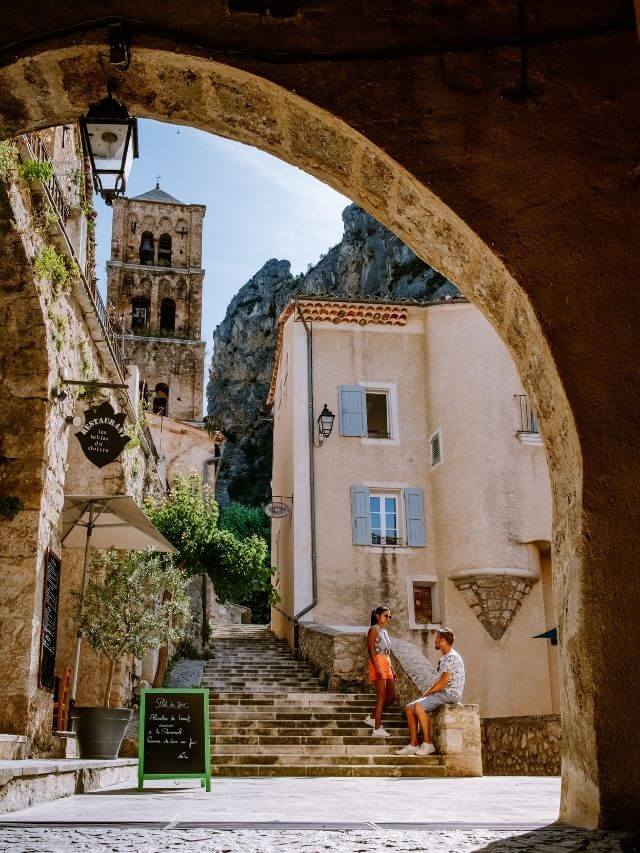 Moustiers-Sainte-Marie entrada con torre de Iglesia