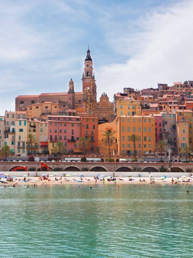 Playas de Menton con el centro detrás