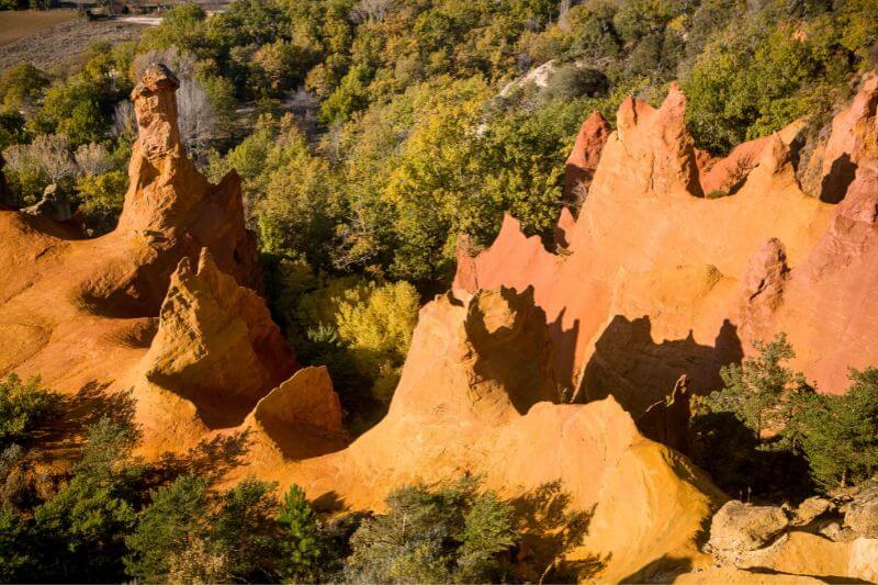 Formaciones rocosas y arboles en Roussillon
