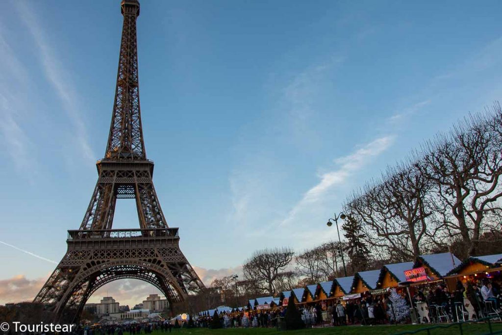Mercado de Navidad frente a la Torre Eiffel en París en noviembre
