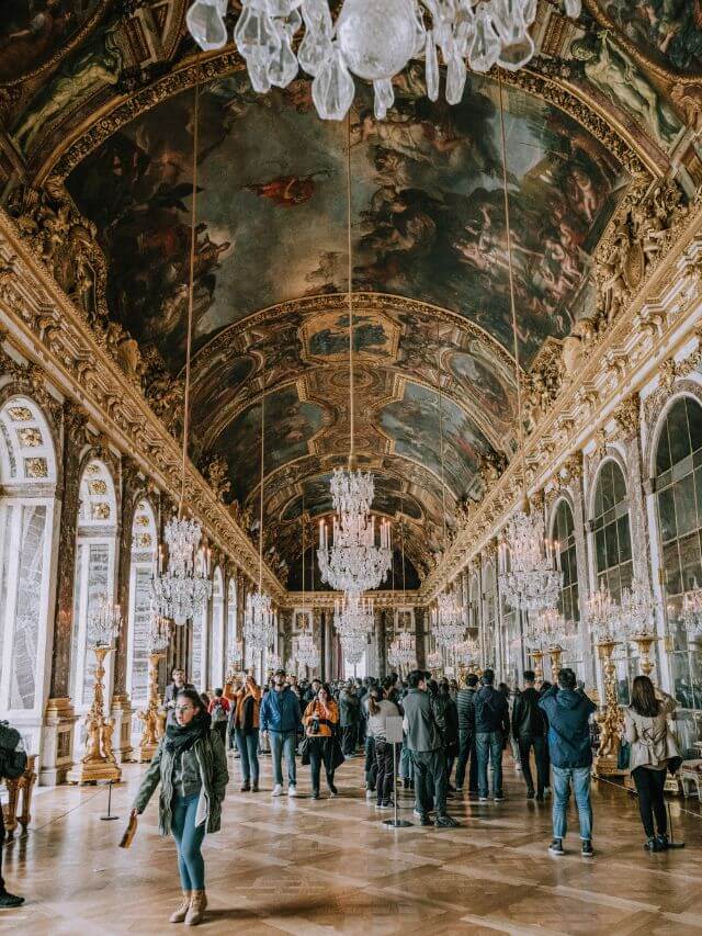 Hall of mirrors full of people, Versailles