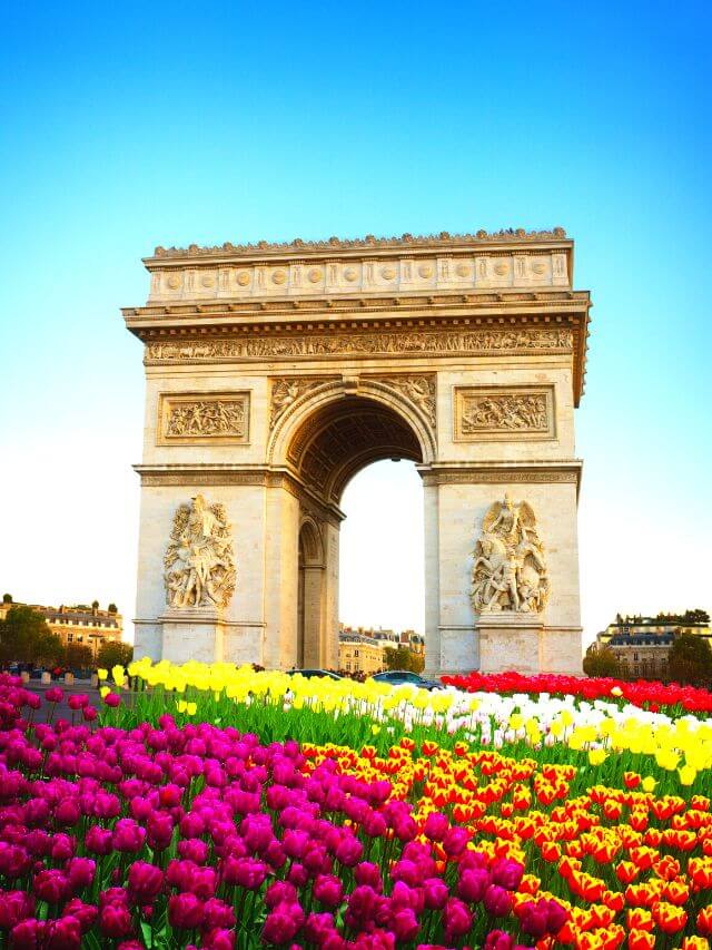 arco del triunfo con tulipanes y cielo azul