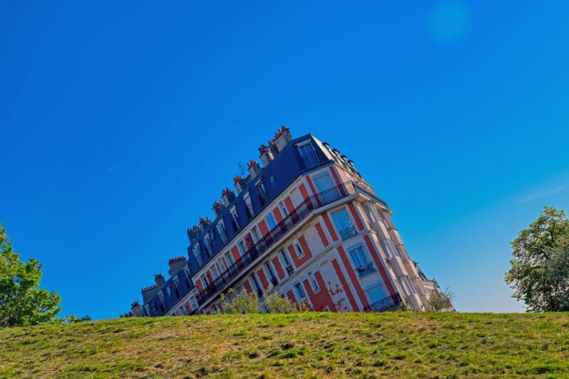 casa hundiendose en Montmartre, ilusion optica