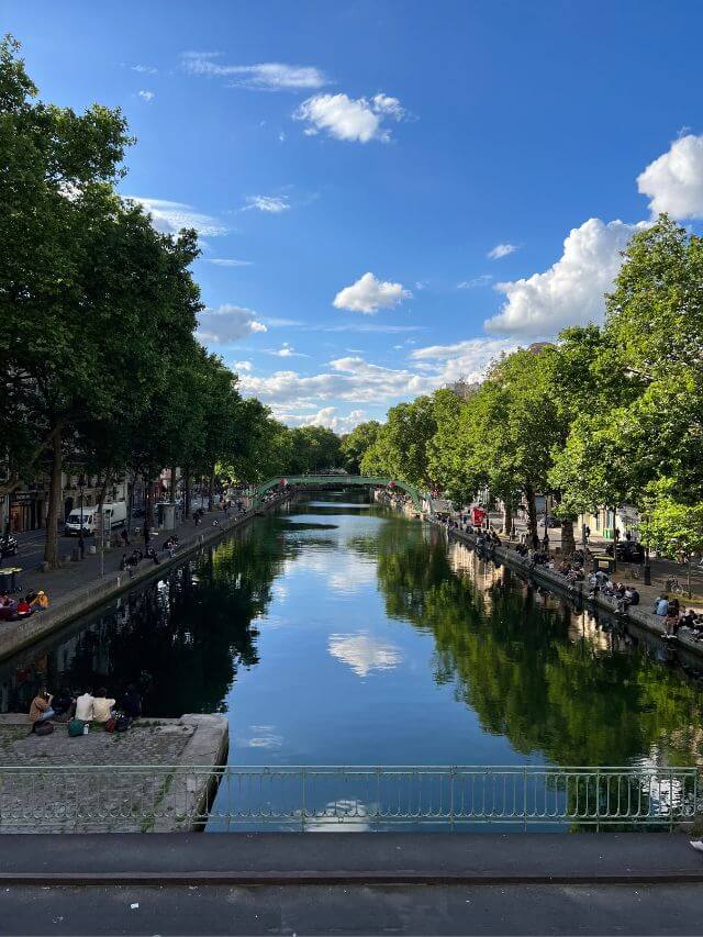 Canal de San Martin con cielo azul y algunas nubes