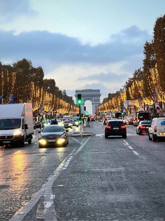 Champs Elysees con alumbrado navideño y Arco del Triunfo al fondo