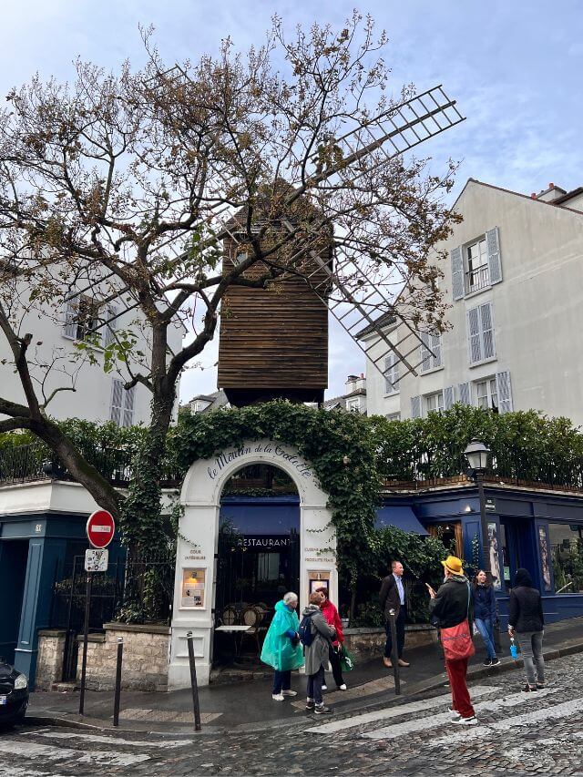 Moulin Rouge París por la mañana