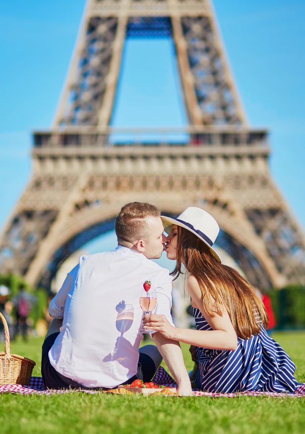 romatic plans in paris in winter-picnic at tower