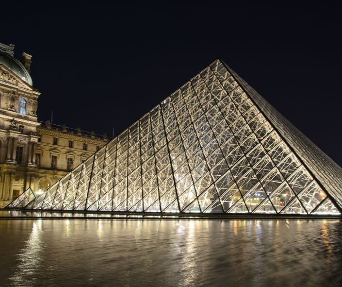 Piramide Louvre por la noche