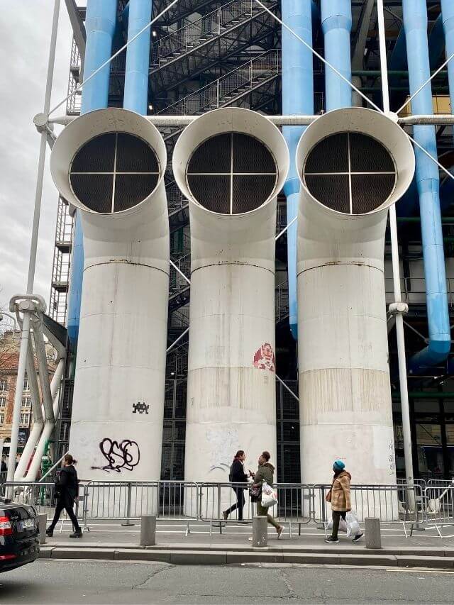 tubos característicos del exterior del centro pompidou de Paris