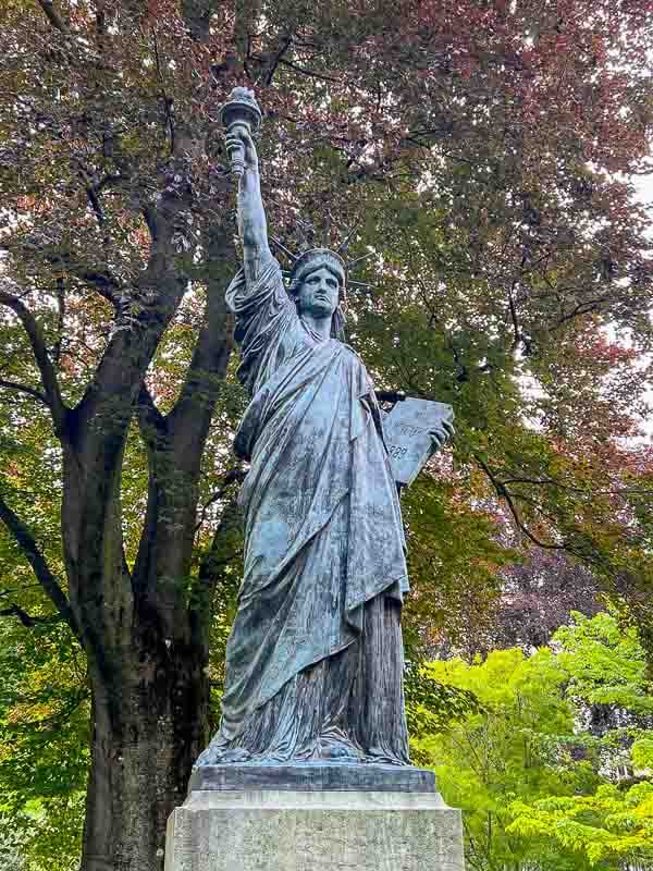 Estatua de la libertad en los jardines de Luxemburgo Paris