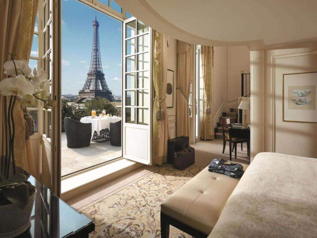 Habitación del Shangri-la con vistas a la Torre Eiffel