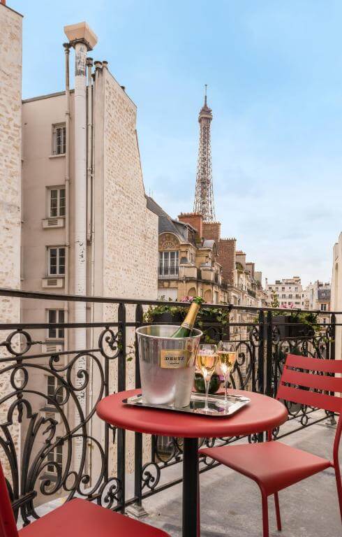 copas y botella de champagne con vistas Torre Eiffel