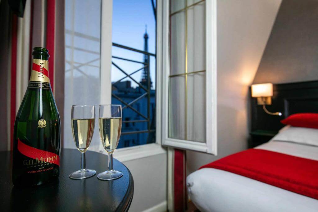 copas de champagne en una habitacion de hotel