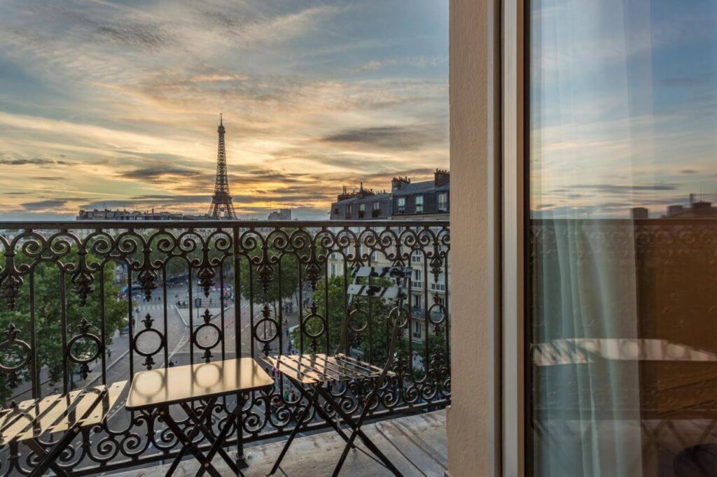 habitación de hotel con vistas a la Torre Eiffel