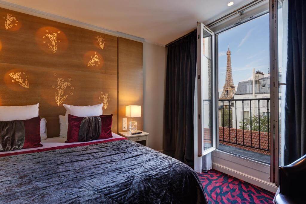 habitación de hotel con vistas a la Torre Eiffel