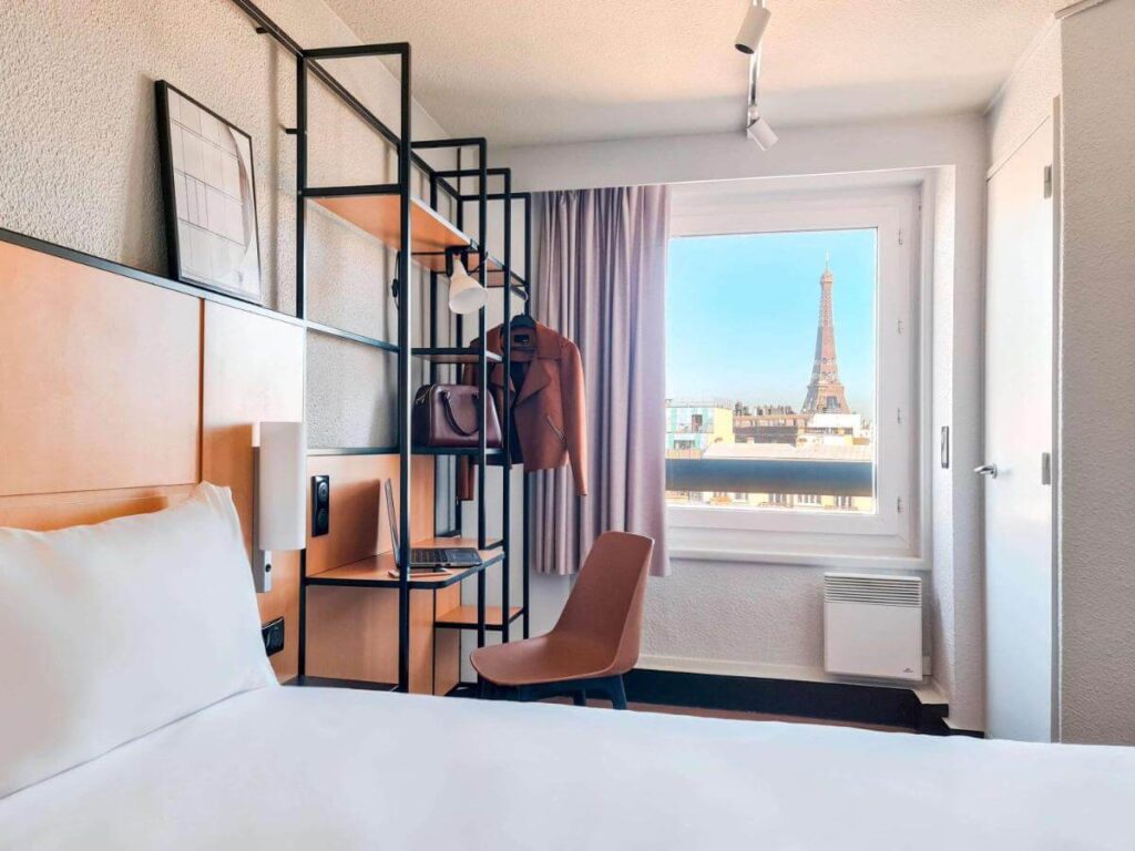 habitación de hotel con vista a la Torre Eiffel