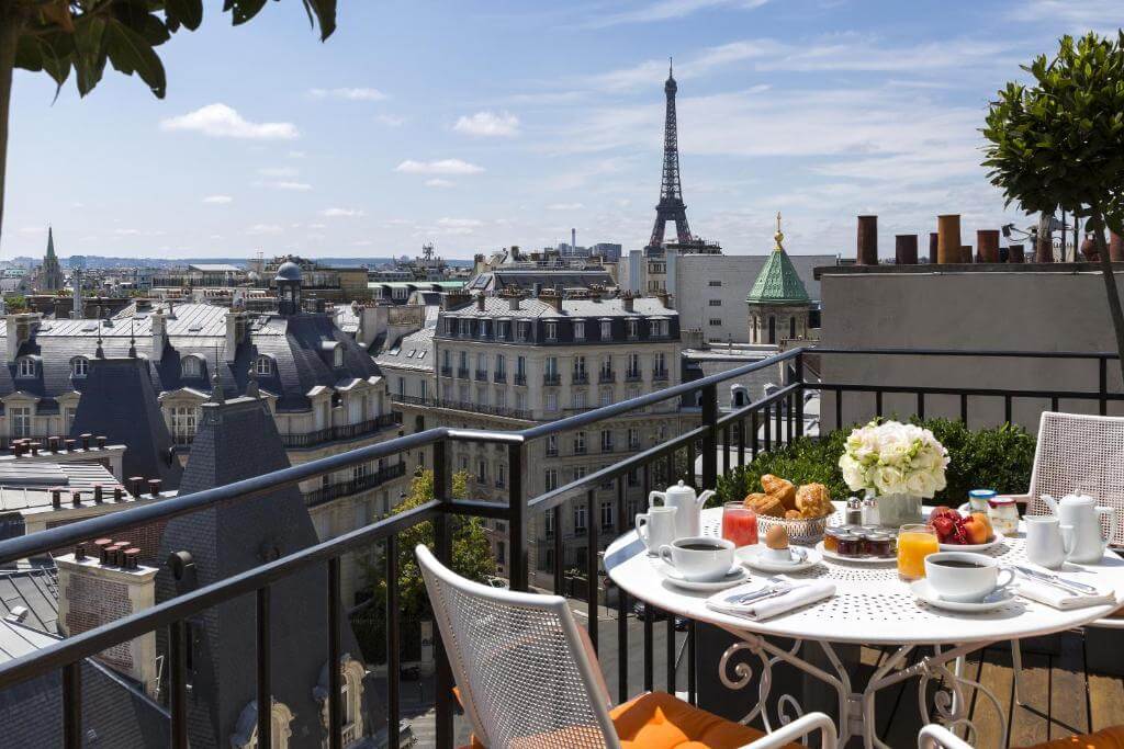 desayuno en una terraza con vistas a la Torre Eiffel