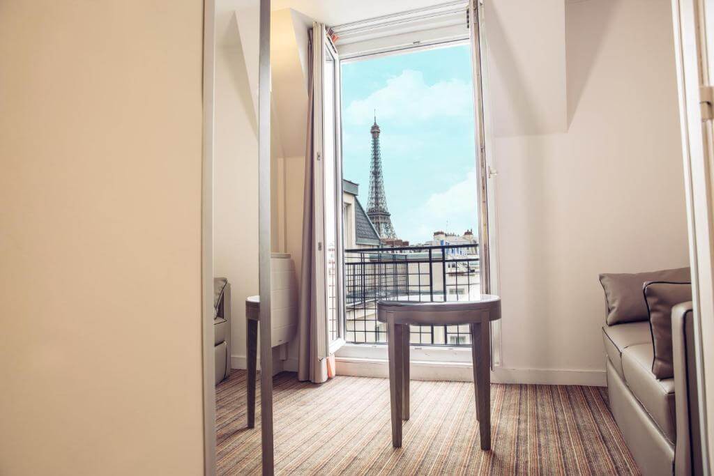 Habitación de hotel con vistas a la Torre Eiffel