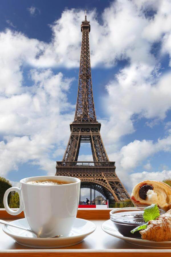 Desayuno con la torre Eiffel de fondo