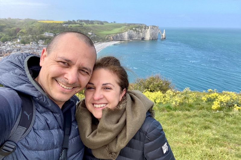 Fer y Vero en Etretat, Normandía