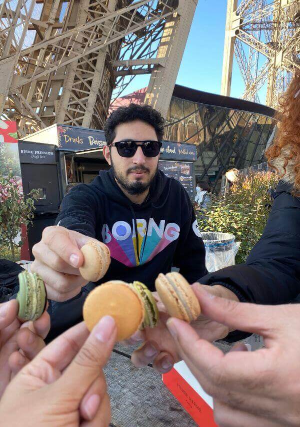 brindis con macarons en la Torre Eiffel