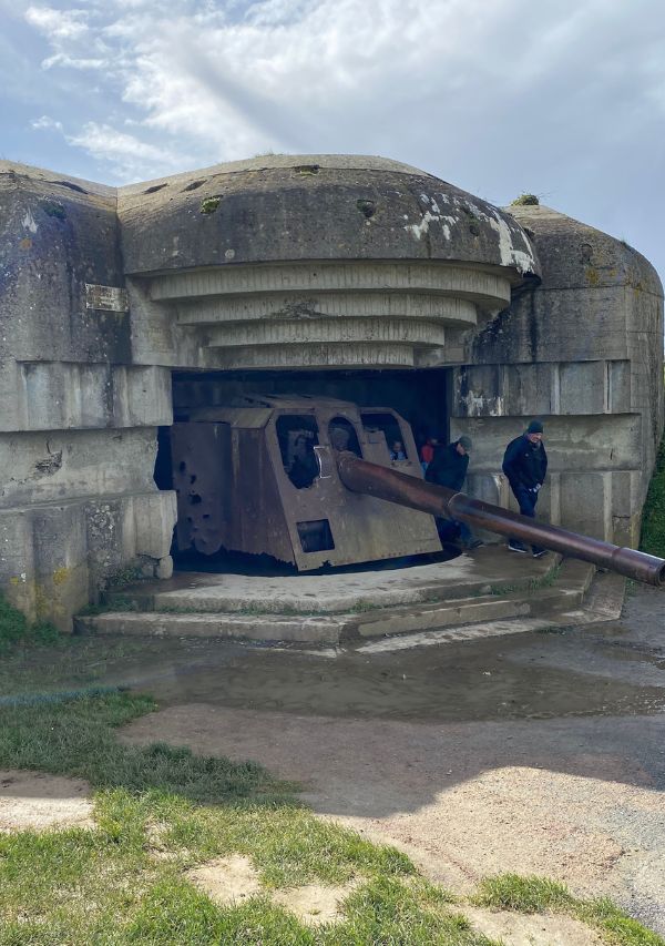 Bunker con cañón en una playa de normandía