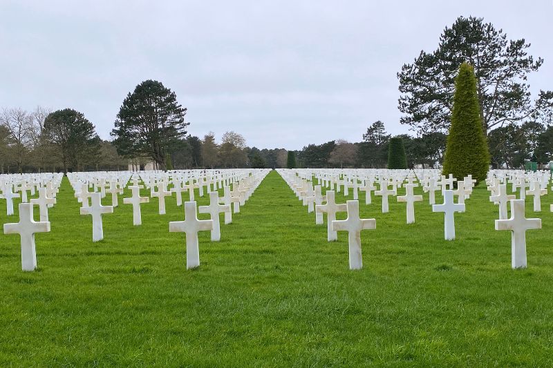 cruces blancas con cielo gris, cementerio americano normandía