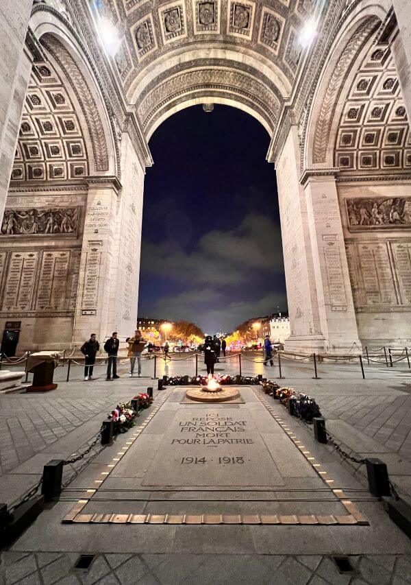 Monument to the unknown soldier at the Arc de Triomphe by night