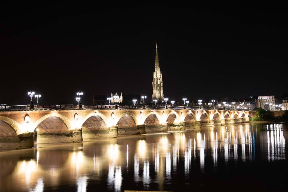 Puente viejo Burdeos de noche