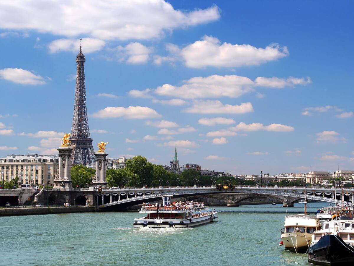 Un crucero por la mañana con vistas al puente y la Torre Eiffel durante septiembre en París.