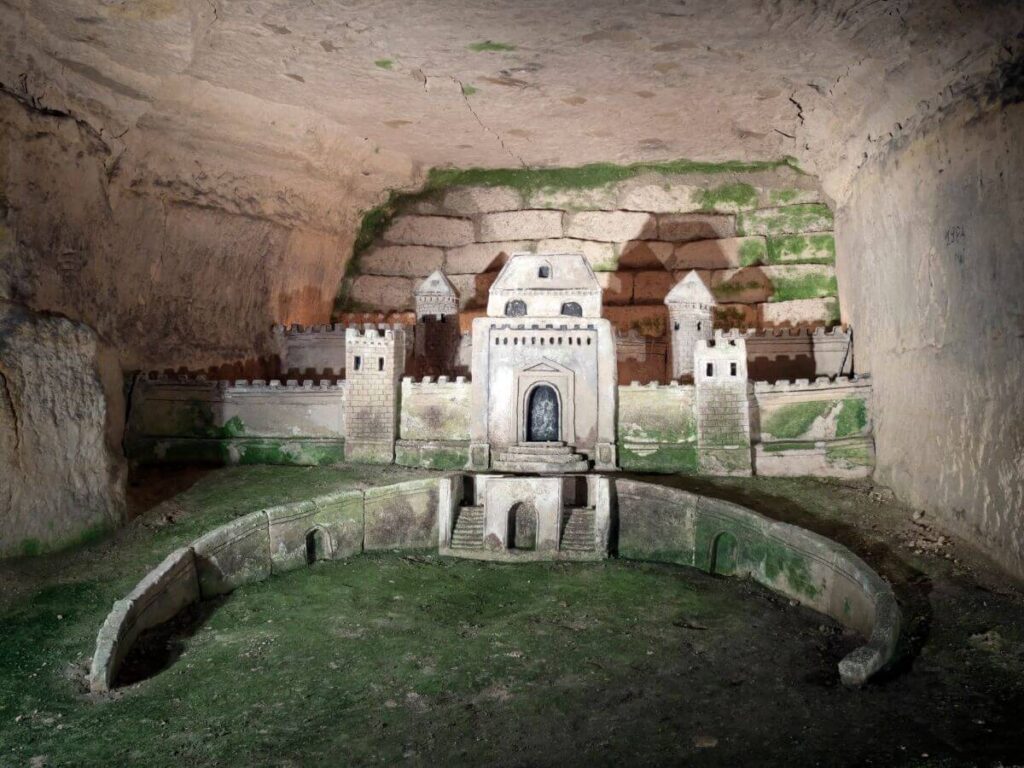 Un pequeño castillo como estructura en las Catacumbas Sepulturas De París Francia