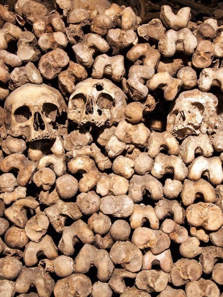 Un montón de huesos y cráneos de las catacumbas de París