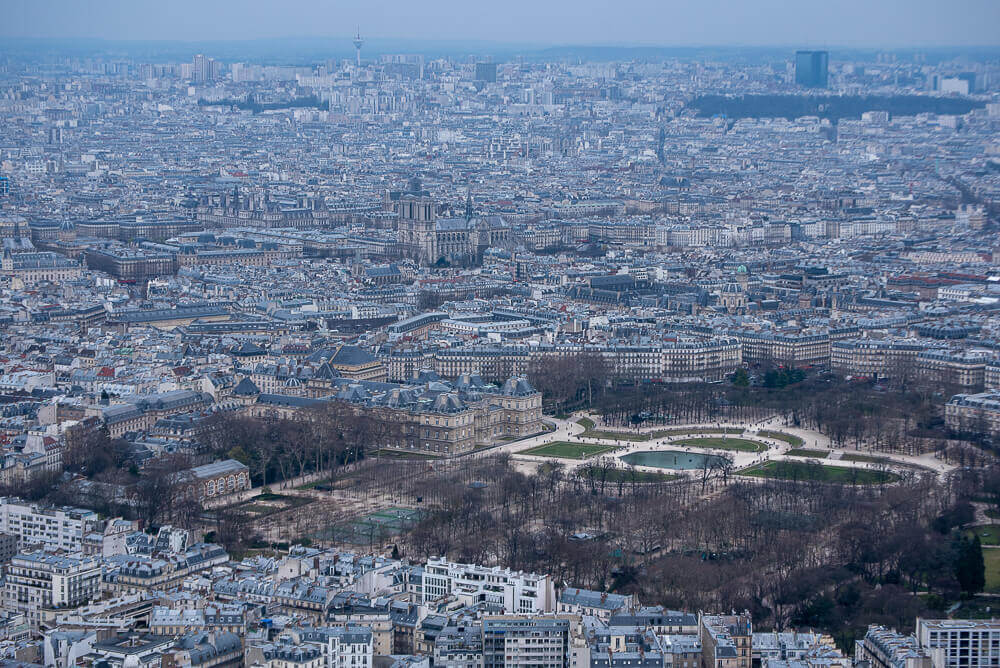 Vistas de Notre Dame y del jardín de Luxemburgo desde la Torre Montparnasse