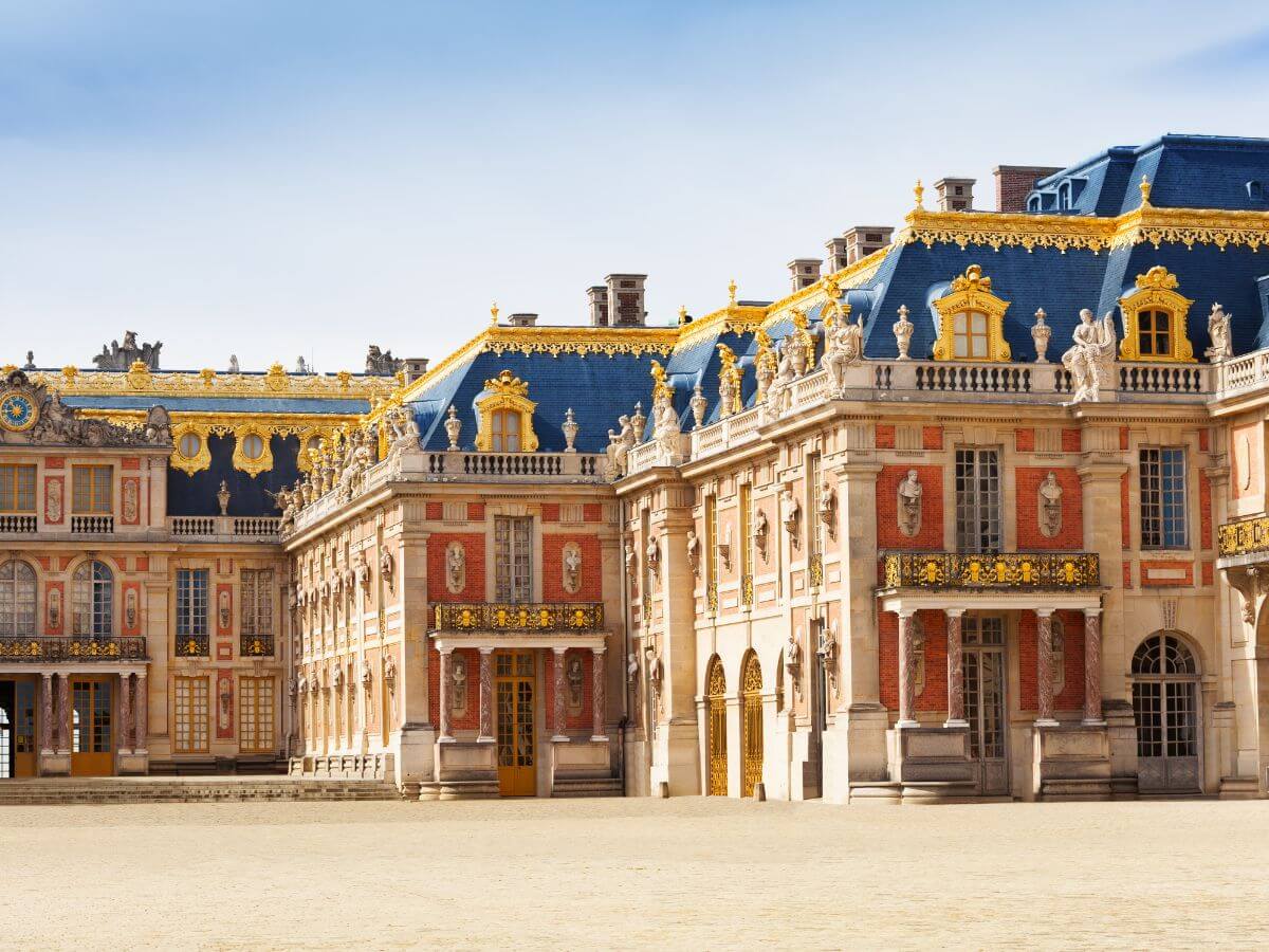 El Palacio de Versalles bajo cielos azules durante septiembre en París.