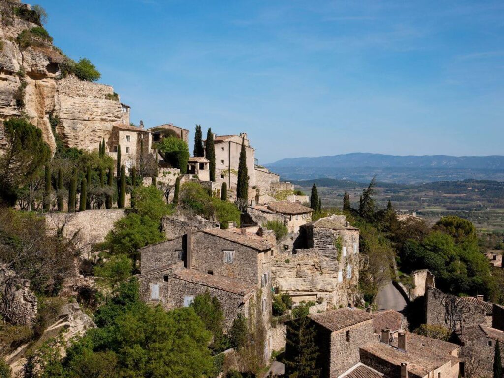 Gordes Francia en la ladera de las montañas