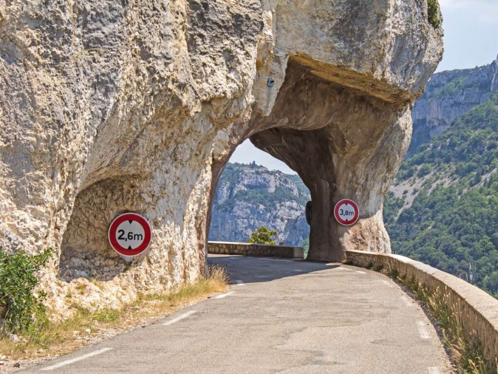 carretera en la roca en Provenza