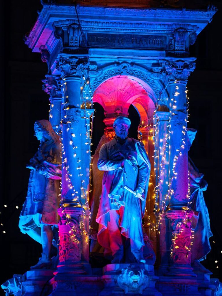 Estatuas cubiertas de luces navideñas en Lyon, uno de los mejores lugares que visitar en Francia en invierno.