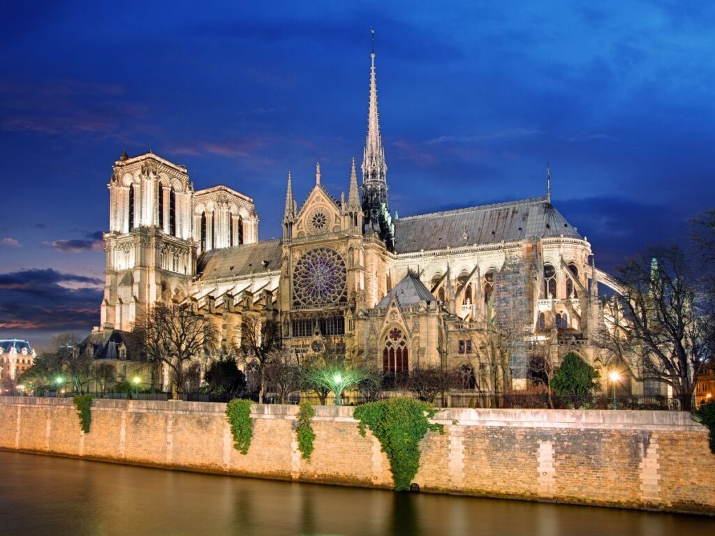 Vista nocturna del río Notre Dame de París
