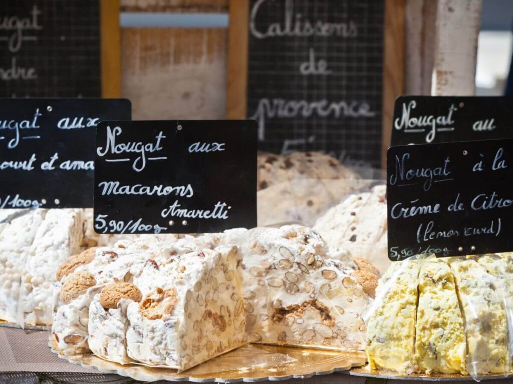 turrones blancos expuestos con etiquetas a la venta en sault provence