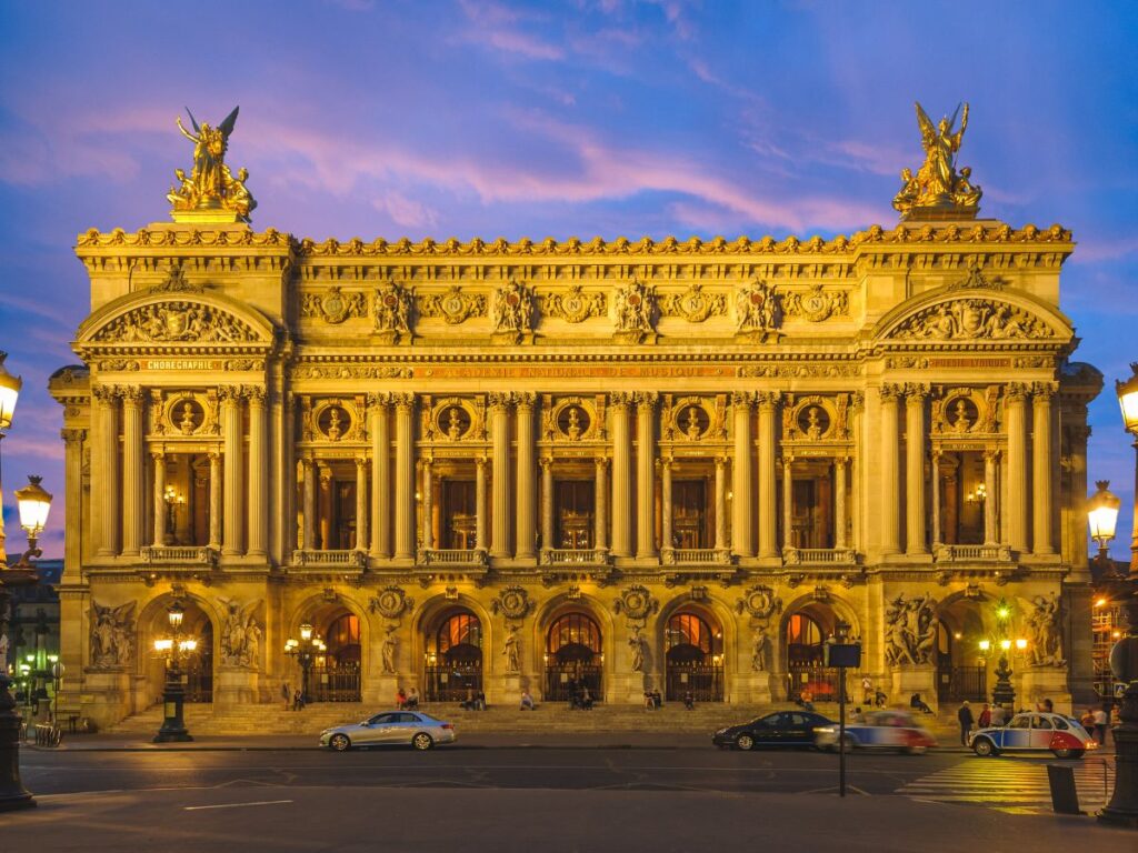 Palacio Garnier de París al atardecer