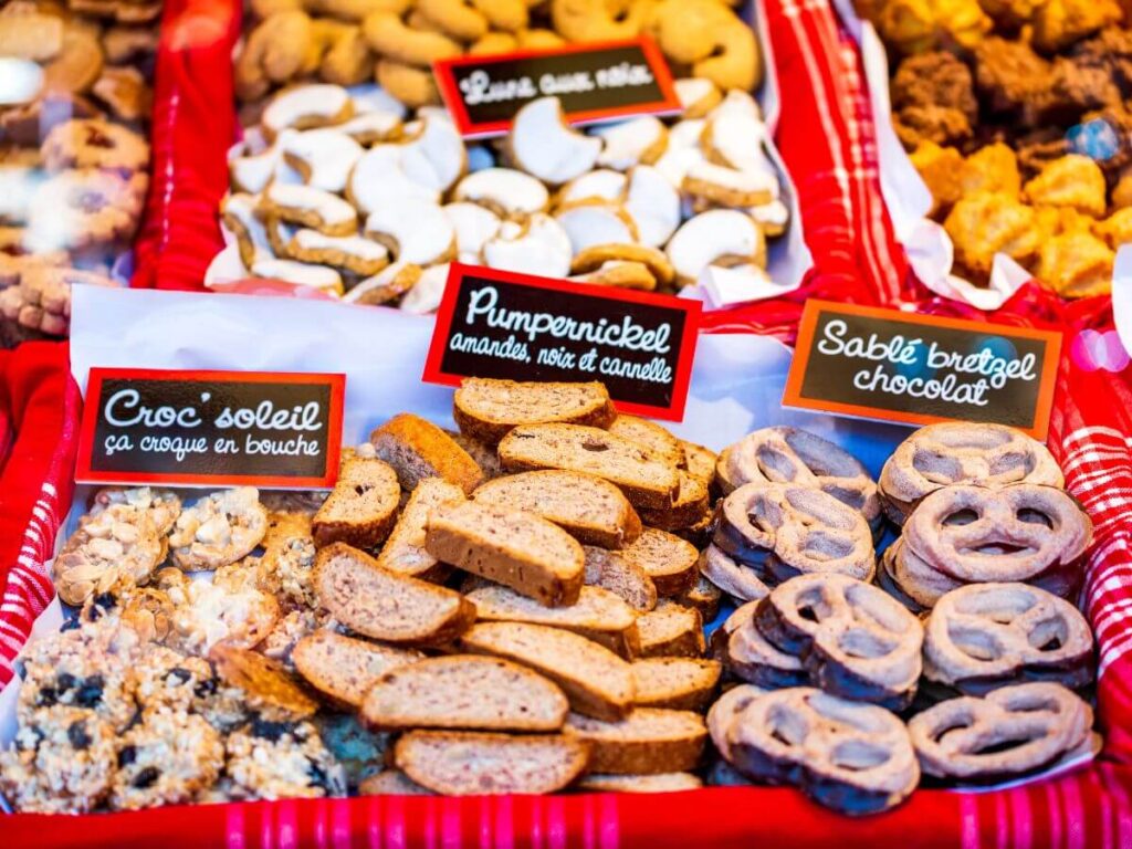 Un expositor de pretzels y otros aperitivos en el Mercado de Navidad de Estrasburgo, uno de los mejores lugares que visitar en Francia en invierno