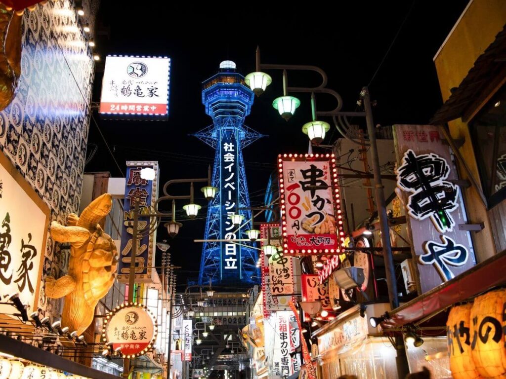 Letreros y luces de neón en una calle de noche en Japón, país elegible en ETIAS Europa
