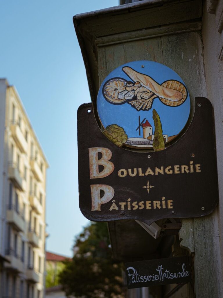 Cartel de Saveurs de Pains (boulangerie patisserie), uno de los mejores restaurantes para visitar en noviembre en París