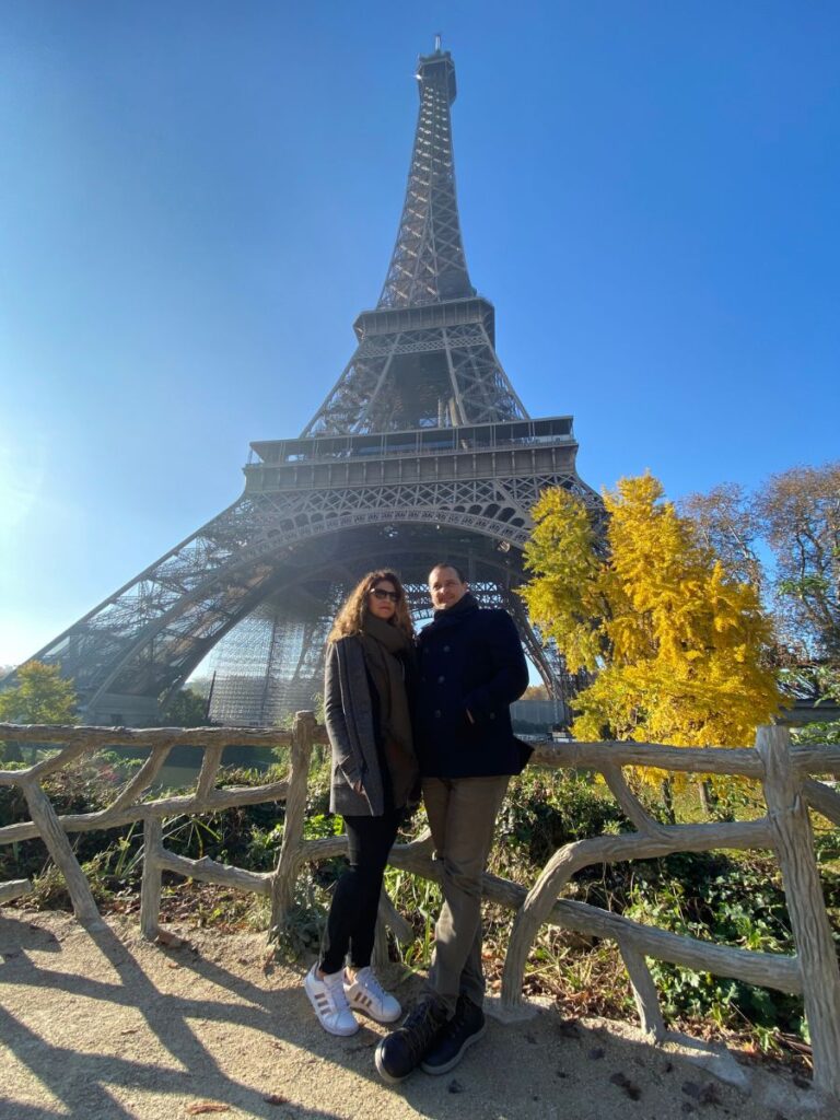 Fer y yo delante de la Torre Eiffel bajo un cielo azul despejado en París en noviembre